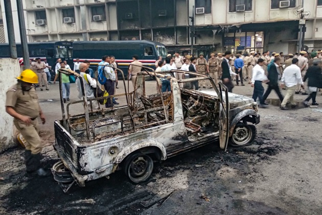 دہلی کی تیس ہزاری کورٹ میں پولیس اور وکلا کے درمیان جم کرجھڑپ ہوئی ہے۔ آگ زنی کی بھی تصویریں سامنے آئی ہیں، فی الحال کورٹ احاطے میں بڑی تعداد میں پولس فورس موجود ہے۔ دہلی کی تیس ہزاری کورٹ میں پولیس اور وکلا کے درمیان جم کرجھڑپ ہوئی ہے۔ آگ زنی کی بھی تصویریں سامنے آئی ہیں، فی الحال کورٹ احاطے میں بڑی تعداد میں پولس فورس موجود ہے۔
