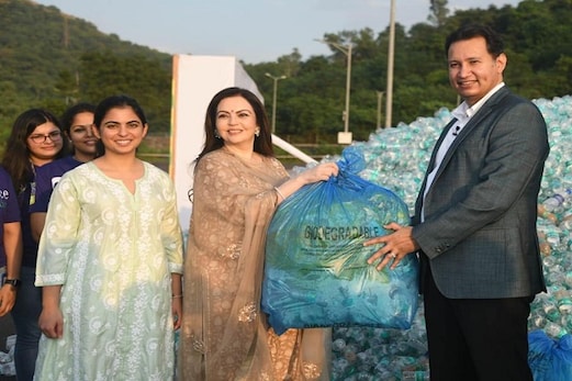 ریلائنس فاؤنڈیشن نے 78 ٹن پلاسٹک کی بیکار بوتلوں کو اکھٹا کر کے بنایا ریکارڈ ریلائنس فاؤنڈیشن نے 78 ٹن پلاسٹک کی بیکار بوتلوں کو اکھٹا کر کے بنایا ریکارڈ
