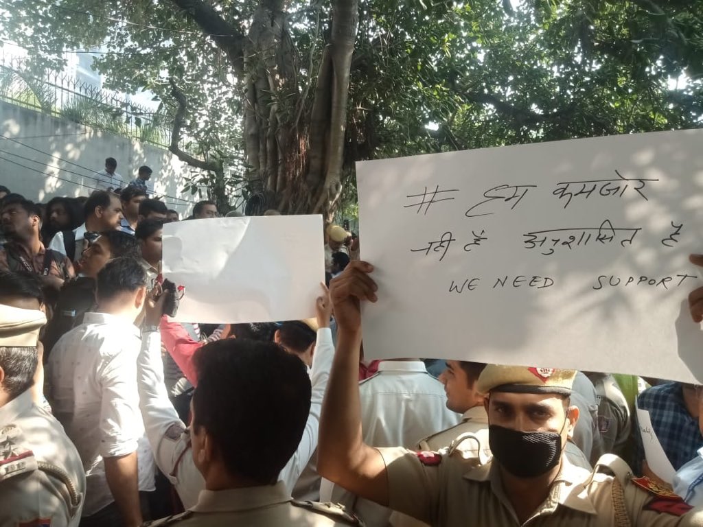 انسپیکٹر رینک سے لیکر پولیس اہلکار منگل کو انصاف اور اپنی حفاظت کو یقینی بنانے کی مانگ کو لے کر پولیس ہیڈکوارٹر کے سامنے مظاہرہ کر رہے ہیں۔