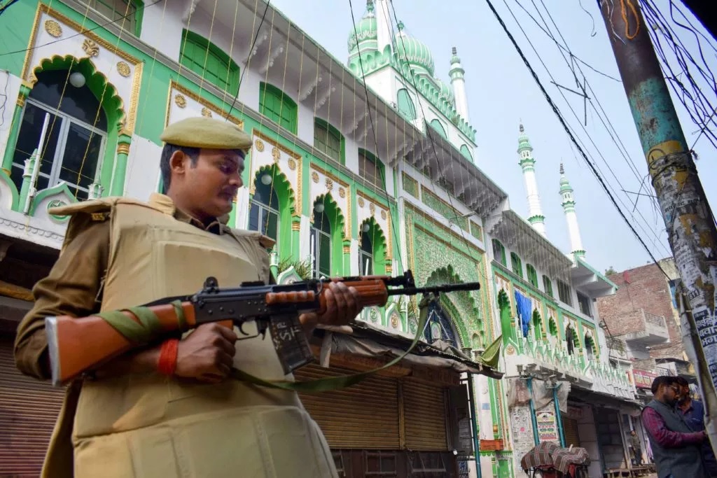 پریاگ راج: جامع مسجد کے باہر سکیورٹی اہلکار تعینات، سکیورٹی کے انتظامات پورے یوپی کے ساتھ ملک بھر میں کئے گئے ہیں۔ پریاگ راج: جامع مسجد کے باہر سکیورٹی اہلکار تعینات، سکیورٹی کے انتظامات پورے یوپی کے ساتھ ملک بھر میں کئے گئے ہیں۔