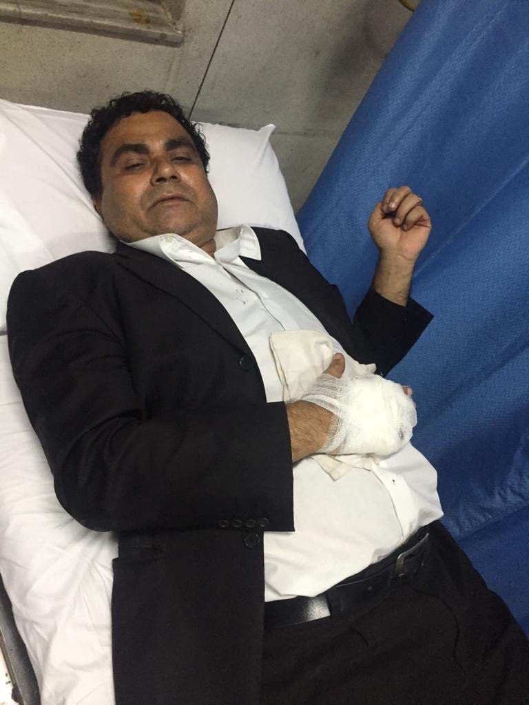 <br /> فائرنگ میں ایک وکیل کوگولی لگنےکی خبرہے۔ زخمی وکیل کواسپتال میں داخل کرایا گیا ہے۔(تصویر اے این آئی)۔ <br /> فائرنگ میں ایک وکیل کوگولی لگنےکی خبرہے۔ زخمی وکیل کواسپتال میں داخل کرایا گیا ہے۔(تصویر اے این آئی)۔