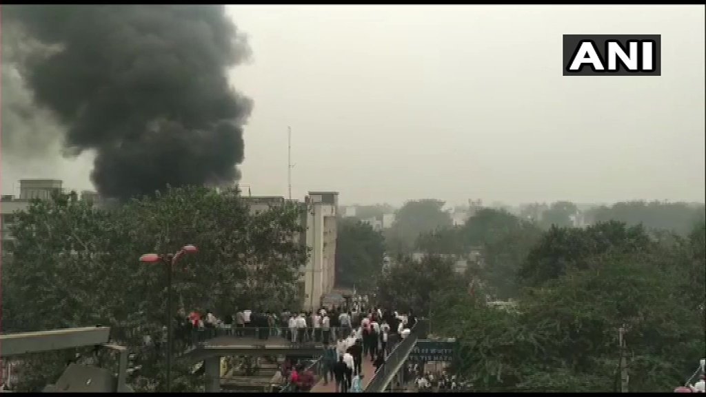 اس کے بعد عدالت کےاحاطے میں ہی لاک اپ کے باہروکیلوں اورپولیس اہلکاروں کے درمیان جھڑپ شروع ہوگئی۔ بعد میں وکیلوں نے پولیس پراورپولیس نے وکیلوں پرحملے کئے۔ اس ہنگامے اورجھڑپ کے بعد یہاں ٹریفک پربھی اثرپڑا ہے۔ (تصویر اے این آئی)۔ اس کے بعد عدالت کےاحاطے میں ہی لاک اپ کے باہروکیلوں اورپولیس اہلکاروں کے درمیان جھڑپ شروع ہوگئی۔ بعد میں وکیلوں نے پولیس پراورپولیس نے وکیلوں پرحملے کئے۔ اس ہنگامے اورجھڑپ کے بعد یہاں ٹریفک پربھی اثرپڑا ہے۔ (تصویر اے این آئی)۔