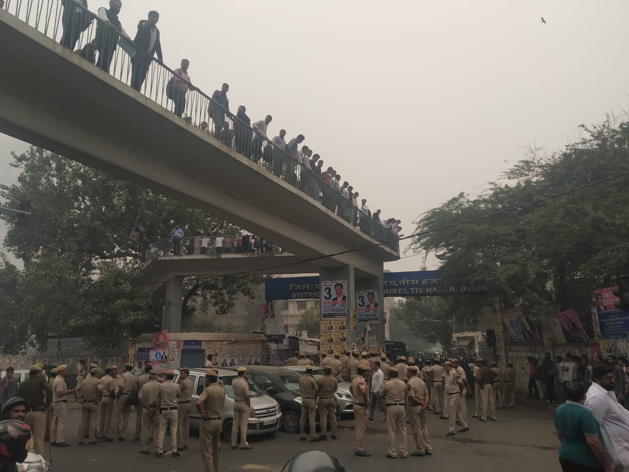 بتایا جارہا ہےکہ پارکنگ کولےکروکیلوں اورپولیس کےدرمیان یہ تنازعہ شروع ہوا ہے۔ نیوز 18 سے بات کرتے ہوئے تیس ہزاری کورٹ کے ایک وکیل راہل سنگھ کہتے ہیں، 'پارکنگ کولےکرتنازعہ شروع ہوا، جس میں دہلی پولیس نے ایک وکیل کولاک اپ میں بند کر دیا۔ اس وکیل کولاک اپ میں بند کرنے سے دوسرے وکیل ناراض ہوگئےاورہنگامہ شروع ہوگیا۔ (تصویر اے این آئی)۔ بتایا جارہا ہےکہ پارکنگ کولےکروکیلوں اورپولیس کےدرمیان یہ تنازعہ شروع ہوا ہے۔ نیوز 18 سے بات کرتے ہوئے تیس ہزاری کورٹ کے ایک وکیل راہل سنگھ کہتے ہیں، 'پارکنگ کولےکرتنازعہ شروع ہوا، جس میں دہلی پولیس نے ایک وکیل کولاک اپ میں بند کر دیا۔ اس وکیل کولاک اپ میں بند کرنے سے دوسرے وکیل ناراض ہوگئےاورہنگامہ شروع ہوگیا۔ (تصویر اے این آئی)۔