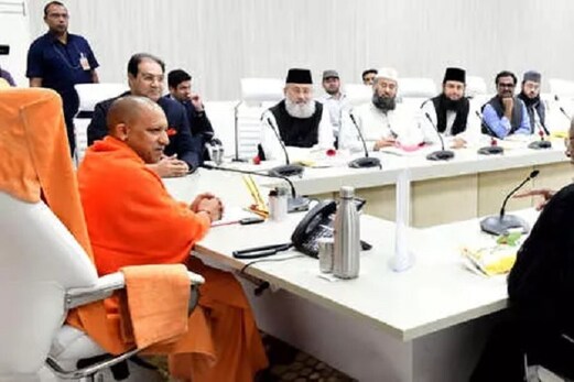 وزیر اعلیٰ یوگی سے مسلم مذہبی رہنماؤں نے کی ملاقات، مسجد کے لئے مانگی ایسی جگہ جہاں بن سکے اسلامی یونیورسیٹی وزیر اعلیٰ یوگی سے مسلم مذہبی رہنماؤں نے کی ملاقات، مسجد کے لئے مانگی ایسی جگہ جہاں بن سکے اسلامی یونیورسیٹی