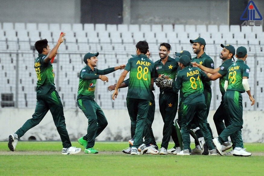 خطابی مقابلے میں جانے کا جشن مناتی ہوئی پاکستانی ٹیم۔