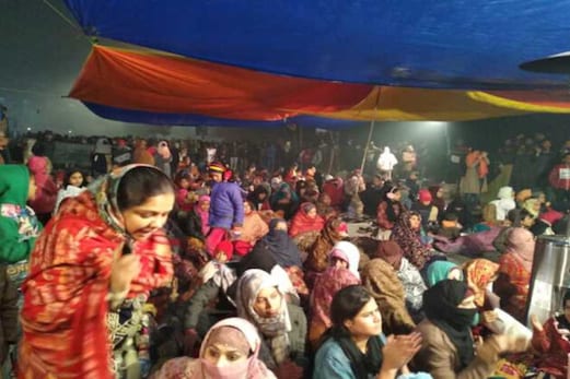 شدید سردی میں بھی لگاتار 16 دنوں سے سریتا وہار کالندی کنج روڈ پر دھرنا دے رہی ہیں ہزاروں خواتین ، جانیں کیوں ؟ شدید سردی میں بھی لگاتار 16 دنوں سے سریتا وہار کالندی کنج روڈ پر دھرنا دے رہی ہیں ہزاروں خواتین ، جانیں کیوں ؟