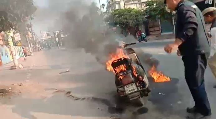 ڈبروگڑھ میں احتجاج کے دوران ایک گاڑی کو آگ لگادی گئی۔