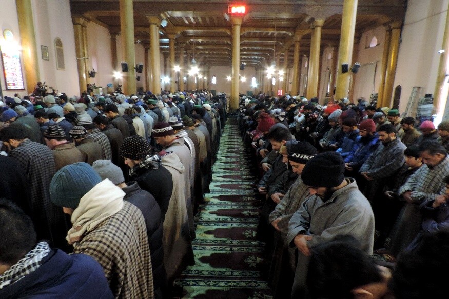 سری نگر کی تاریخی جامع مسجد میں 20ہفتے بعد مسلمانوں نے ادا کی جمعہ کی نماز(تصویر:یواین آئی)۔