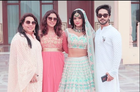 بتادیں کہ گزشتہ دیڑھ سال سے ایک۔دوسرے کو ڈیٹ کر رہے سونیا اور ہرش کی اس شادی میں ٹی وی اور فلم انڈسٹری کے کئی نامور فنکاروں نے شرکت کی۔ بتادیں کہ گزشتہ دیڑھ سال سے ایک۔دوسرے کو ڈیٹ کر رہے سونیا اور ہرش کی اس شادی میں ٹی وی اور فلم انڈسٹری کے کئی نامور فنکاروں نے شرکت کی۔