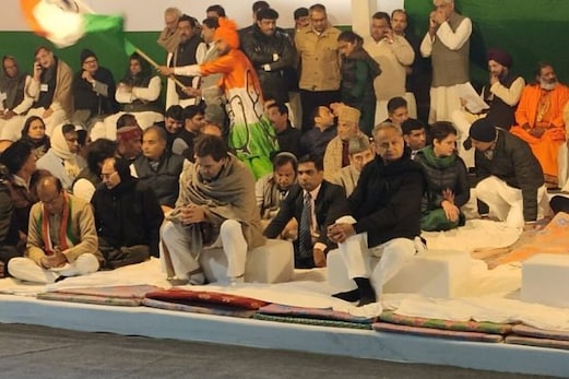 سونیا، راہل اورپرینکا گاندھی سمیت کانگریس کے سینئر لیڈروں کا راج گھاٹ پر ’ستیہ گرہ'، شہریت ترمیمی قانون کی مخالفت سونیا، راہل اورپرینکا گاندھی سمیت کانگریس کے سینئر لیڈروں کا راج گھاٹ پر ’ستیہ گرہ'، شہریت ترمیمی قانون کی مخالفت
