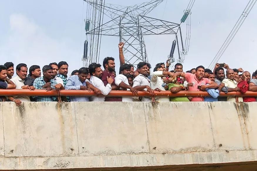 شہر حیدرآباد کے سائبر آباد پولیس کمشنریٹ کے حدود میں 26سالہ وٹرنری ڈاکٹر کی اجتماعی عصمت دری کے بعد اس کے قتل اور لاش کو جلادینے کی واردات میں ملوث تمام چار ملزمین کی انکاونٹر میں ہلاکت کے واقعہ پرردعمل ظاہر کرتے ہوئے بیڈ منٹن کی مشہور کھلاڑی سائنا نہوال نے ٹوئیٹ کرتے ہوئے حیدرآباد پولیس کی ستائش کی۔انہوں نے اپنے ایک سطری انگریزی میں کئے گئے ٹوئیٹ میں کہا”حیدرآباد پولیس کا زبردست کام۔ہم آپ کو سلام کرتے ہیں!“۔ شہر حیدرآباد کے سائبر آباد پولیس کمشنریٹ کے حدود میں 26سالہ وٹرنری ڈاکٹر کی اجتماعی عصمت دری کے بعد اس کے قتل اور لاش کو جلادینے کی واردات میں ملوث تمام چار ملزمین کی انکاونٹر میں ہلاکت کے واقعہ پرردعمل ظاہر کرتے ہوئے بیڈ منٹن کی مشہور کھلاڑی سائنا نہوال نے ٹوئیٹ کرتے ہوئے حیدرآباد پولیس کی ستائش کی۔انہوں نے اپنے ایک سطری انگریزی میں کئے گئے ٹوئیٹ میں کہا”حیدرآباد پولیس کا زبردست کام۔ہم آپ کو سلام کرتے ہیں!“۔
