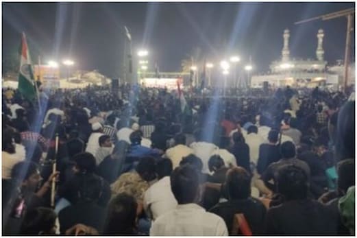 شہریت ترمیمی قانون کے خلاف احتجاج: کوئمبتورمیں ہندو۔ مسلم اتحاد کا کیا گیاعملی مظاہرہ، ویڈیو وائرل شہریت ترمیمی قانون کے خلاف احتجاج: کوئمبتورمیں ہندو۔ مسلم اتحاد کا کیا گیاعملی مظاہرہ، ویڈیو وائرل