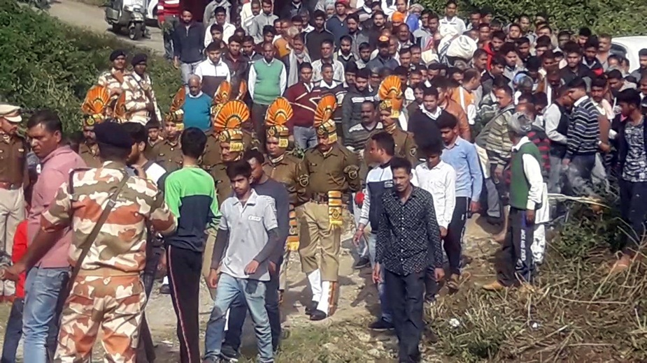 بتادیں کی 18 دسمبر کو ڈیوٹی کے دوران ہائی وولٹیز تاروں کی زد میں آنے سے ان کا انتقال ہوگیا۔ موت کے تین دن بعد ان کا جسد خاکی ان کے گھر پہنچا۔ بتادیں کی 18 دسمبر کو ڈیوٹی کے دوران ہائی وولٹیز تاروں کی زد میں آنے سے ان کا انتقال ہوگیا۔ موت کے تین دن بعد ان کا جسد خاکی ان کے گھر پہنچا۔
