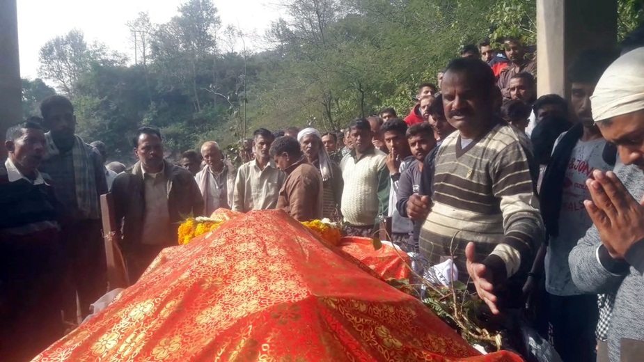 بتادیں کہ 35 سالہ شیر سنگھ اپنے پیچھے بیوی اور چار سالہ بیٹی کو چھوڑ گئے۔ ان کی موت پر جہاں پورا علاقہ غمگین ہے وہیں کنبے کا رو۔رو کر برا حال ہے۔ بتادیں کہ 35 سالہ شیر سنگھ اپنے پیچھے بیوی اور چار سالہ بیٹی کو چھوڑ گئے۔ ان کی موت پر جہاں پورا علاقہ غمگین ہے وہیں کنبے کا رو۔رو کر برا حال ہے۔