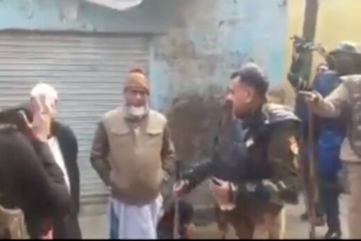 سی اے اے احتجاج: میرٹھ کے ایس پی سٹی نے مظاہرین کو دی دھمکی، کہا۔’ پاکستان چلے جاؤ، کھاؤ گے کہیں کا اور گاؤ گے کہیں کا‘۔ سی اے اے احتجاج: میرٹھ کے ایس پی سٹی نے مظاہرین کو دی دھمکی، کہا۔’ پاکستان چلے جاؤ، کھاؤ گے کہیں کا اور گاؤ گے کہیں کا‘۔