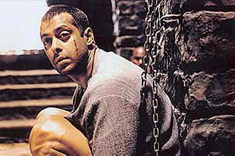 سلمان خان کے کیرئیر کی سپرہٹ فلموں میں 2003 میں آئی فلم ’تیرے نام‘ اور امیتابھ بچن کے ساتھ فلم ’باغبان‘ منظرعام پر آئیں ۔ اس کے علاوہ 2005 میں ’میں نے پیار کیوں کیا‘ ، نو انٹری اور 2007 میں آئی فلم پارٹنرکے ذریعے اپنی زبردست کامک ٹائمنگ کا نظارہ ناظرین کے سامنے پیش کیا۔ 2008 میں آئی فلم ’وانٹیڈ‘ سلمان خان کے کیریئر کے لئے بے مثال تبدیلی لے کر آئی۔ پربھو دیوا کی ہدایت میں بنی اس فلم میں سلمان نے ماچوهيرو کاکردار نبھایا۔ان کے اس انداز کو ناظرین نے خوب پسند کیا اور یہ فلم سپرہٹ ثابت ہوئی۔ سلمان خان کے کیرئیر کی سپرہٹ فلموں میں 2003 میں آئی فلم ’تیرے نام‘ اور امیتابھ بچن کے ساتھ فلم ’باغبان‘ منظرعام پر آئیں ۔ اس کے علاوہ 2005 میں ’میں نے پیار کیوں کیا‘ ، نو انٹری اور 2007 میں آئی فلم پارٹنرکے ذریعے اپنی زبردست کامک ٹائمنگ کا نظارہ ناظرین کے سامنے پیش کیا۔ 2008 میں آئی فلم ’وانٹیڈ‘ سلمان خان کے کیریئر کے لئے بے مثال تبدیلی لے کر آئی۔ پربھو دیوا کی ہدایت میں بنی اس فلم میں سلمان نے ماچوهيرو کاکردار نبھایا۔ان کے اس انداز کو ناظرین نے خوب پسند کیا اور یہ فلم سپرہٹ ثابت ہوئی۔
