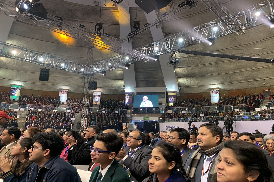 وزیر اعظم نے کہا کہ بیرونی حالات ہی بچوں کا موڈ بگاڑنے کی سب سے بڑی وجہ ہیں کیونکہ جب ہم کسی کے ساتھ اپنی امیدوں کو بہت جوڑ لیتے ہیں اور وہ پوری نہیں ہوتیں تو موڈ قدرتی طورپر بگڑتا ہی ہے لیکن ان حالات سے باہر نکل کر اس پر جیت پائی جاسکتی ہے۔ وزیر اعظم نے کہا کہ بیرونی حالات ہی بچوں کا موڈ بگاڑنے کی سب سے بڑی وجہ ہیں کیونکہ جب ہم کسی کے ساتھ اپنی امیدوں کو بہت جوڑ لیتے ہیں اور وہ پوری نہیں ہوتیں تو موڈ قدرتی طورپر بگڑتا ہی ہے لیکن ان حالات سے باہر نکل کر اس پر جیت پائی جاسکتی ہے۔