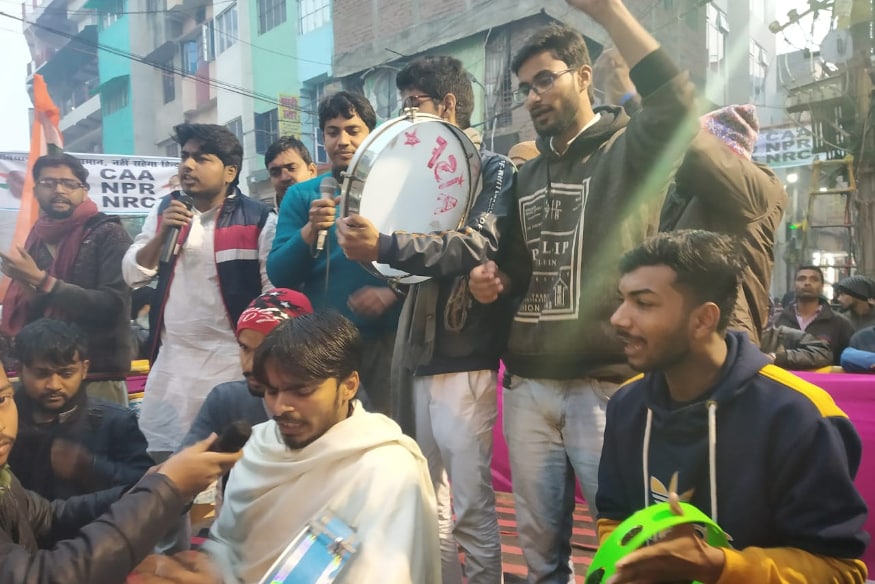 سبزی باغ میں جہاں احتجاج کا اسٹیج بنایا گیا ہے وہ راستہ کھیتان مارکیٹ، ہتھوا مارکیٹ کو جوڑتا ہے۔ تصویر : محفوظ عالم ۔