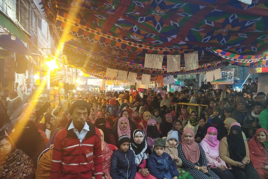 احتجاج میں شامل خواتین کے مطابق جب تک انکی مانگ پوری نہیں ہوگی ، ان کا احتجاج جاری رہےگا۔ تصویر : محفوظ عالم ۔