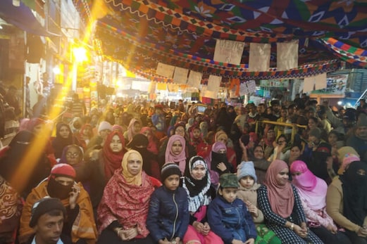 بہار : پٹنہ کے سبزی باغ میں سی اے اے اور این آر سی کے خلاف خواتین کا احتجاج چوتھے دن بھی جاری بہار : پٹنہ کے سبزی باغ میں سی اے اے اور این آر سی کے خلاف خواتین کا احتجاج چوتھے دن بھی جاری