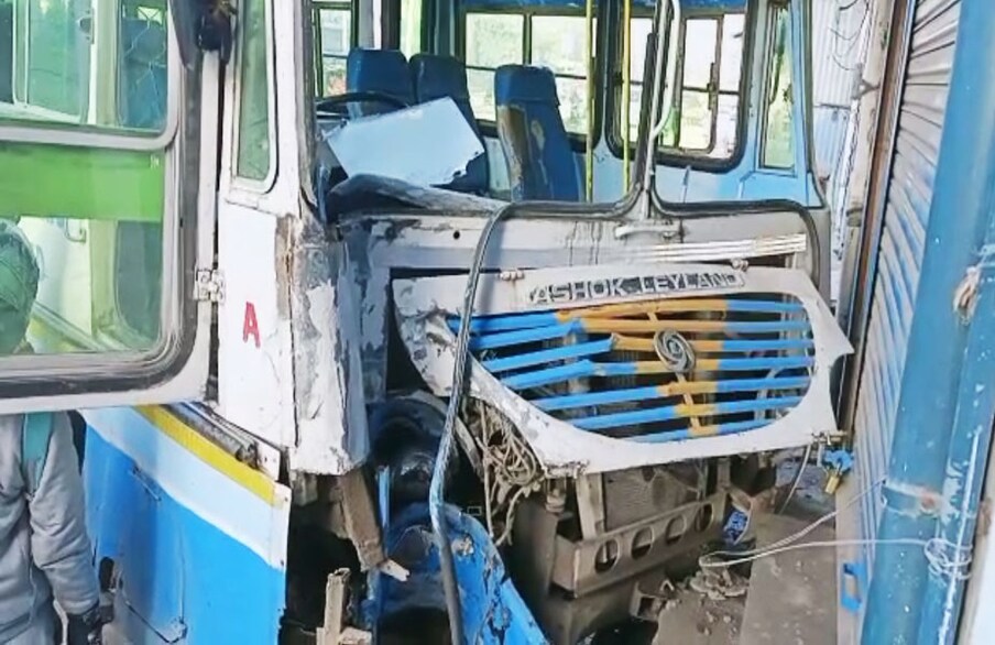  ,[object Object],ہریانہ کے فتح آباد ضلع NH-9 پر واقع پرشورام چوک پر روڈویز کی بس بے قابو ہوکر ایک دکان میں جا گھسی۔