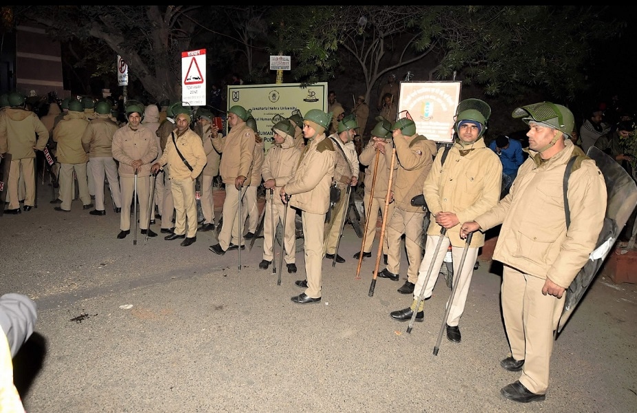 پولیس حراست کی مدت پوری ہونے کے بعد عمر خالد کو ویڈیو کانفرنسنگ کے ذریعہ ایڈیشنل سیشن جج امیتابھ راوت کے سامنے پیش کیا گیا تھا۔ عمر خالد کو 13 ستمبر کو گرفتار کیا گیا تھا۔ پولیس نے ان کی مزید حراست نہیں مانگی۔