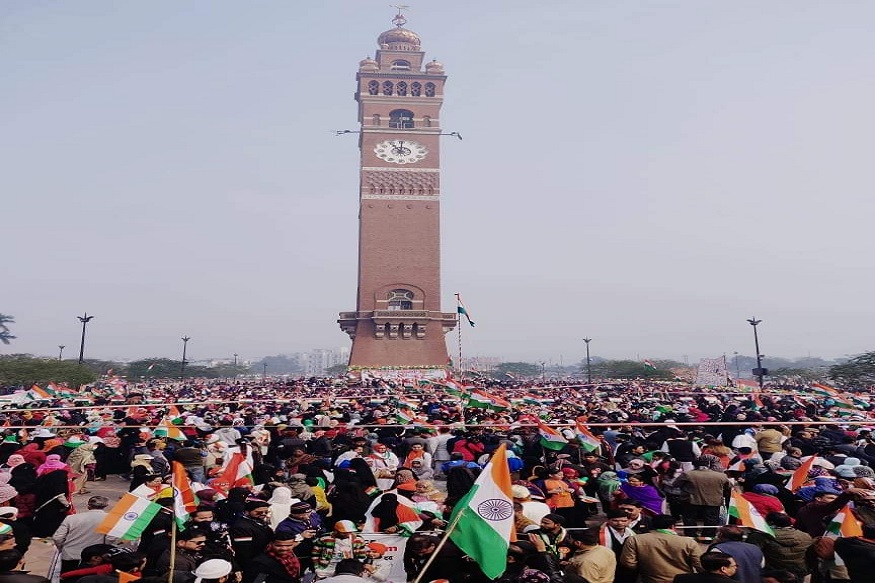 لکھنؤ کے گھنٹہ گھر میں سی اے اے کی مخالفت کے دوران یوم جمہوریہ کا جشن انتہائی جوش وخروش سے منایا گیا۔ لکھنؤ کے گھنٹہ گھر میں سی اے اے کی مخالفت کے دوران یوم جمہوریہ کا جشن انتہائی جوش وخروش سے منایا گیا۔