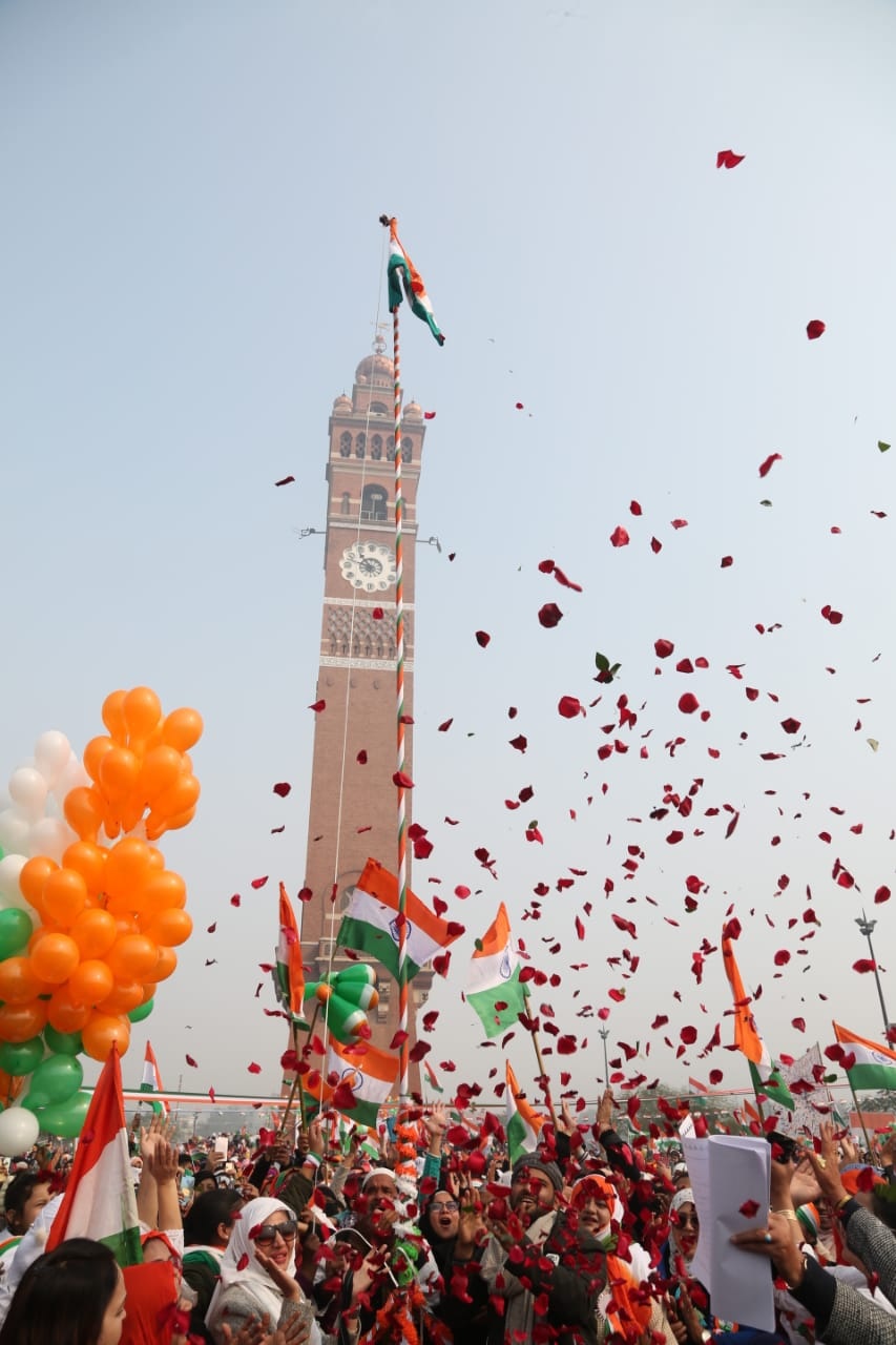 لکھنؤ کےگھنٹہ گھر پر جشن جمہوریہ کے موقع پر عوام میں زبردست جوش وخروش دیکھا گیا۔ جس کا اندازہ اس تصویر سے بھی بخوبی ہوتا ہے۔ لکھنؤ کےگھنٹہ گھر پر جشن جمہوریہ کے موقع پر عوام میں زبردست جوش وخروش دیکھا گیا۔ جس کا اندازہ اس تصویر سے بھی بخوبی ہوتا ہے۔