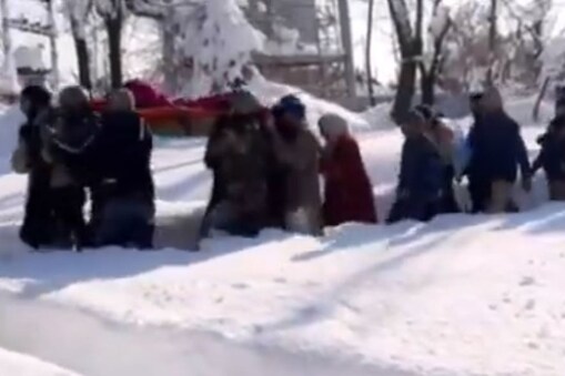    ویڈیو میں دیکھا جا سکتا ہے کہ فوج کے 100 جوانوں نے کیسے چار گھنٹے تک برف میں پیدل چل کر ایک شمیمہ نامی ایک حاملہ خاتون کو اسپتال پہنچایا۔  