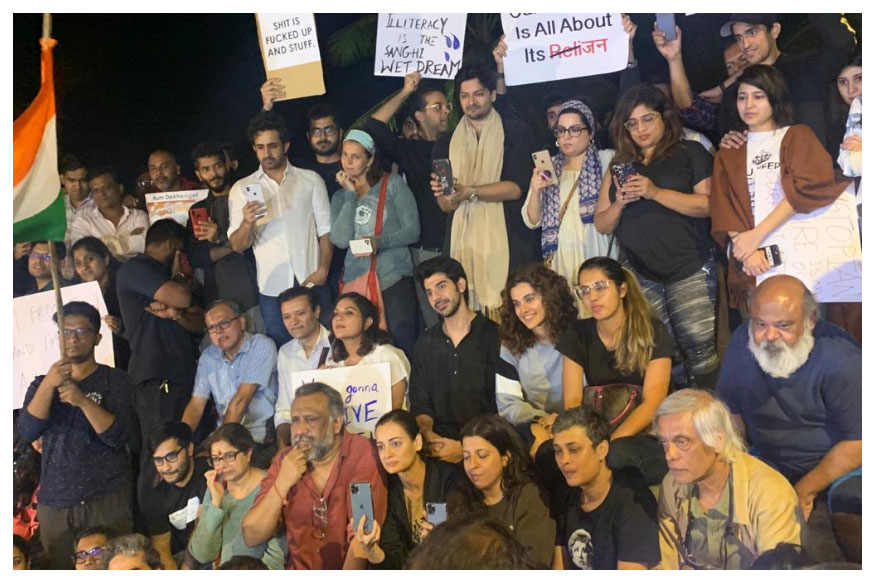 چھ جنوری 2020 کو جے این یو حملے کے خلاف ممبئی میں کارٹر روڈ احتجاج میں شامل ہونے والوں میں تاپسی پنو، زویا اختر، رچا چڈھا، وشال بھاردواج ، دیا مرزا اور انوبھو سنہا تھے۔ دہلی میں واقع جے این یو کے متعدد طلباء اس وقت زخمی ہو گئے جب نقاب پوش مردوں اور خواتین کے ایک گروپ نے ان پر راڈ اور لاٹھیوں سے حملہ کر دیا۔ (تصویر: ٹویٹر)۔ چھ جنوری 2020 کو جے این یو حملے کے خلاف ممبئی میں کارٹر روڈ احتجاج میں شامل ہونے والوں میں تاپسی پنو، زویا اختر، رچا چڈھا، وشال بھاردواج ، دیا مرزا اور انوبھو سنہا تھے۔ دہلی میں واقع جے این یو کے متعدد طلباء اس وقت زخمی ہو گئے جب نقاب پوش مردوں اور خواتین کے ایک گروپ نے ان پر راڈ اور لاٹھیوں سے حملہ کر دیا۔ (تصویر: ٹویٹر)۔