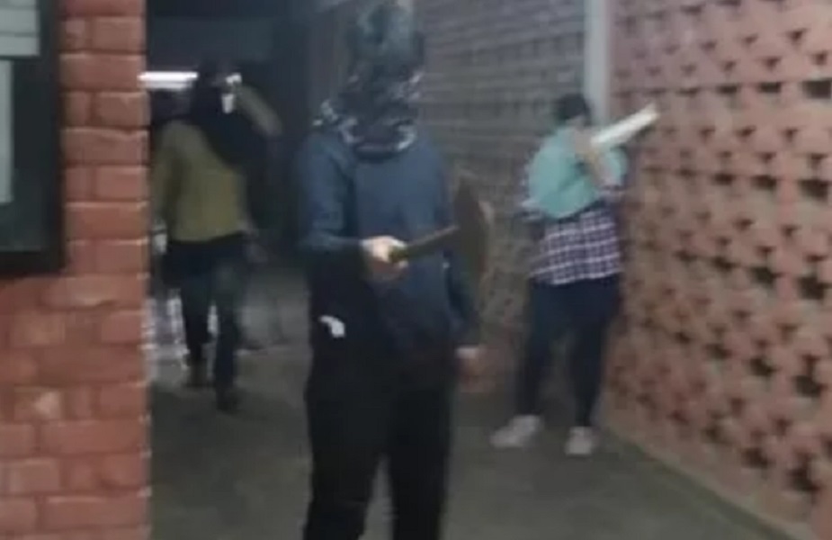 جواہر لال نہرو یونیورسٹی میں اتوار کو جم کر ہنگامہ اور تشدد ہوا ۔ کچھ نقاب پوشوں نے یونیورسٹی کے ہاسٹلوں میں توڑ پھوڑ کی اور طلبہ و ٹیچر کی پٹائی کی ۔ اس حملہ میں جے این یو طلبہ یونین کی صدر آئشی گھوش بھی زخمی ہوئی ہیں۔ جواہر لال نہرو یونیورسٹی میں اتوار کو جم کر ہنگامہ اور تشدد ہوا ۔ کچھ نقاب پوشوں نے یونیورسٹی کے ہاسٹلوں میں توڑ پھوڑ کی اور طلبہ و ٹیچر کی پٹائی کی ۔ اس حملہ میں جے این یو طلبہ یونین کی صدر آئشی گھوش بھی زخمی ہوئی ہیں۔