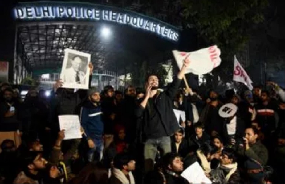 بائیں بازو کی طلبہ تنظیموں نے اس حملہ کیلئے اے بی وی پی پر الزام عائد کیا ہے جبکہ اے بی وی پی نے اس کی پرزور تردید کی ہے ۔ بائیں بازو کی طلبہ تنظیموں نے اس حملہ کیلئے اے بی وی پی پر الزام عائد کیا ہے جبکہ اے بی وی پی نے اس کی پرزور تردید کی ہے ۔
