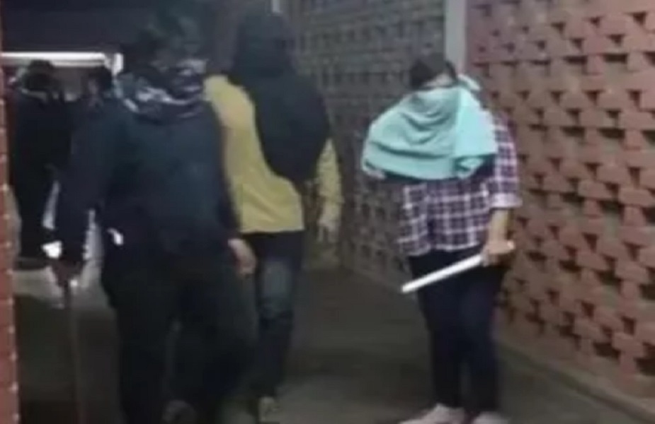 وہیں دوسری جانب جے این یو تشدد پریونیورسٹی کے وائس چانسلر کا بیان سامنے آیاہے۔ وائس چانسلرایم جگدیش کمارنے تشدد کے لیے طلبا کو ذمہ دارٹہرایاہے۔ وائس چانسلر نے کہا کہ تعلیمی مفادات کا تحفظ ہماری اولین ترجیحات میں شامل ہے۔انہوں نے کہا کہ وہ طلباء سے امن و امان بنائے رکھنے کی اپیل کررہے ہیں۔ وہیں دوسری جانب جے این یو تشدد پریونیورسٹی کے وائس چانسلر کا بیان سامنے آیاہے۔ وائس چانسلرایم جگدیش کمارنے تشدد کے لیے طلبا کو ذمہ دارٹہرایاہے۔ وائس چانسلر نے کہا کہ تعلیمی مفادات کا تحفظ ہماری اولین ترجیحات میں شامل ہے۔انہوں نے کہا کہ وہ طلباء سے امن و امان بنائے رکھنے کی اپیل کررہے ہیں۔