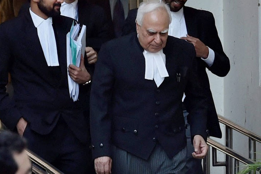 کانگریس ورکنگ کمیٹی کے اجلاس میں سونیا گاندھی کے دوبارہ عبوری صدر منتخب کئے جانے کے بعد یہ خیال کیا جارہا تھا کہ سینئر رہنماؤں کے مابین تلخی ختم ہوگئی ہے، لیکن پارٹی کے سینئر رہنما اور سابق مرکزی وزیرکپل سبل کے ٹوئٹ سے پتہ چلتا ہے کہ ’گھمسان‘ ابھی باقی ہے۔