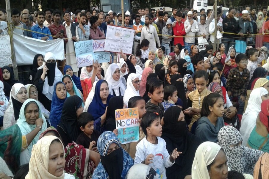  کولکاتہ کے پارک سرکس میدان میں سی اے اے و آین ارسی کے خلاف جاری خواتین کے احتجاجی دھرنے کی جانچ پڑتال کے بعد ہی وزیر اعلی ممتا بنرجی نے دھرنا منچ پر سہولیات فراہم کرنے کے فیصلے کو ہری جھنڈی دی۔(تصاویر: شبانہ جاوید، کولکاتہ)