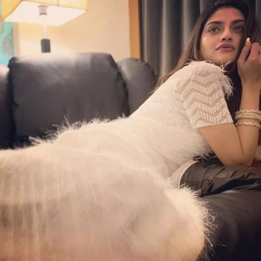  سیاست کا رخ کرنے سے پہلے، نصرت نے فلمی دنیا میں نہ صرف مقبولیت حاصل کی بلکہ اپنی صلاحیتوں کا لواہا بھی منوایا۔ انہوں نے مقابلہ حسن جیتنے کے بعد اپنے ماڈلنگ کیریئرکی شروعات کی اورراج چکرورتی کی شترو سے فلمی سفر کا آغاز کیا۔(فوٹو: نصرت جہاں / انسٹاگرام)۔