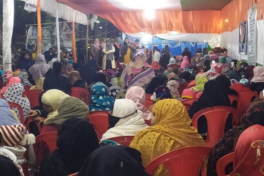 دھرنا میں مختلف شعبہ حیات سے جڑی خواتین کے علاوہ بڑی تعداد میں طالبات بھی شرکت کررہی ہیں۔(تصویر:نوشادعالم)۔