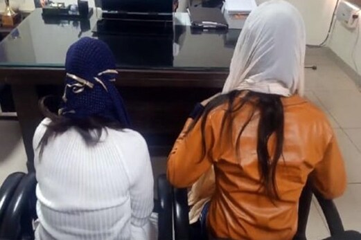 دو نابالغ لڑکیوں کے ساتھ بابا نے 3 تین دن تک آشرم میں کیایہ گھنونا کام، ملزم بابا فرار دو نابالغ لڑکیوں کے ساتھ بابا نے 3 تین دن تک آشرم میں کیایہ گھنونا کام، ملزم بابا فرار