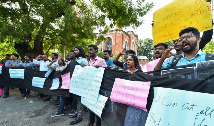 مدراس یونیورسیٹی کے طلبہ چنئی میں جے این یو تشدد کے خلاف احتجاج کرتے ہوئے۔ ( فوٹو، پی ٹی آئی)۔ مدراس یونیورسیٹی کے طلبہ چنئی میں جے این یو تشدد کے خلاف احتجاج کرتے ہوئے۔ ( فوٹو، پی ٹی آئی)۔