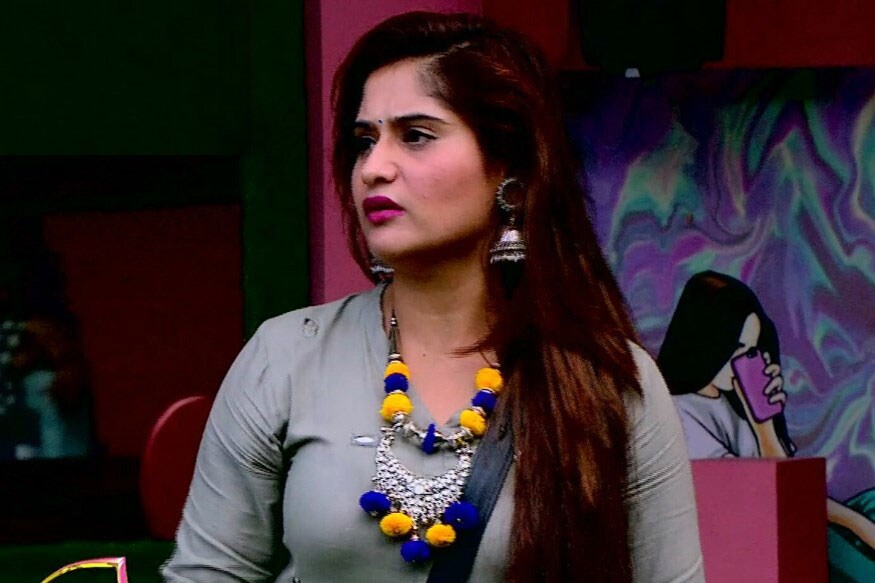 ویڈیو میں سب سے پہلے شروعات آرتی سنگھ نے کی ہے ۔