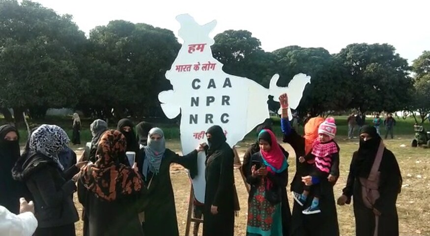 شہریت ترمیمی قانون اور این آر سی کے خلاف تقریبا پانچ ہزار خواتین عید گاہ میدان میں مستقل دھرنے پر بیٹھ گئی ہیں ۔ تصویر : تنظیر انصار ۔