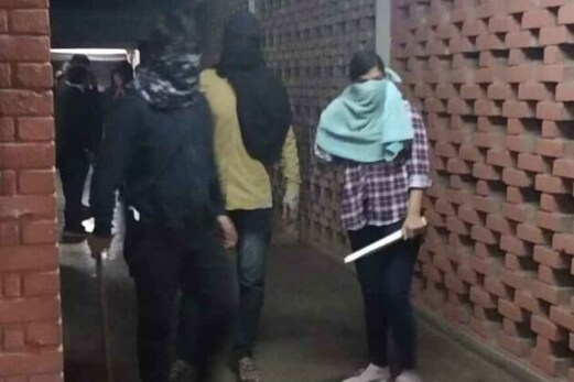 جے این یو میں پھر ہنگامہ ، نقاب پوشوں نے طلبہ اور اساتذہ پر راڈ اور ڈنڈوں سے کیا حملہ ، کئی زخمی جے این یو میں پھر ہنگامہ ، نقاب پوشوں نے طلبہ اور اساتذہ پر راڈ اور ڈنڈوں سے کیا حملہ ، کئی زخمی