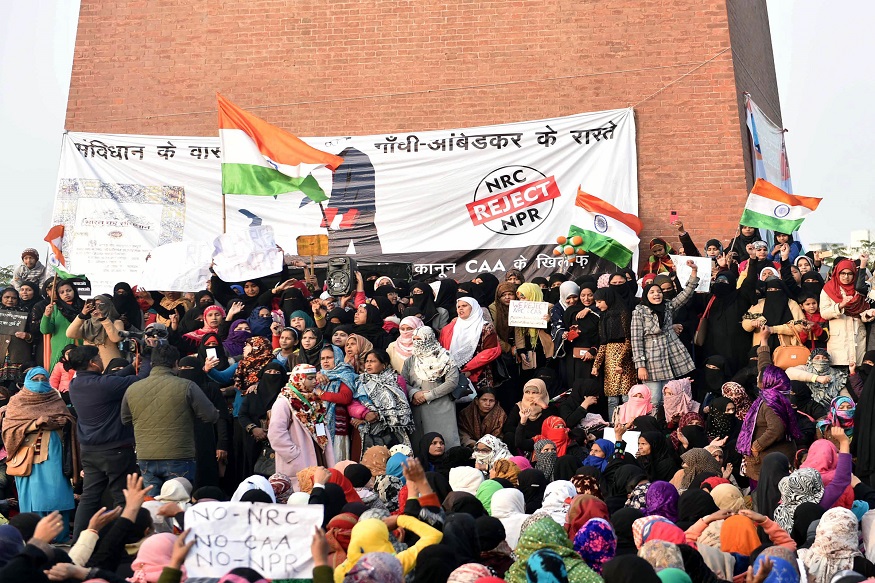 گزشتہ سال بارہ دسمبر کو پارلیمنٹ کے دونوں ایوانوں سے سی اے اے کے پاس ہوجانے اور صدر جمہوریہ کے دستخط کے بعد سے ملک کے مختلف حصوں میں اس کالے قانون کے خلاف احتجاجی مظاہرے ہورہے ہیں۔لکھنؤ کے گھنٹہ گھر کا یہ احتجاجی مظاہرہ بھی اسی کڑی کا ایک حصہ ہے۔اس سے قبل یو پی میں سی اے اے کے خلاف احتجاج میں پولیس نے مظاہرین کو پٹیا،ان پر آنسو گیس کے گولے داغےاور سینکڑوں کو گرفتار کیا تھا۔احتجاجی مظاہروں میں تشدد پھوٹ پڑنے کے بعد تقریبا 23 افراد کی جانیں بھی گئی تھیں۔ اس کے بعد یو پی میں خوف کی لہر سی دوڑ گئی تھی۔ گزشتہ سال بارہ دسمبر کو پارلیمنٹ کے دونوں ایوانوں سے سی اے اے کے پاس ہوجانے اور صدر جمہوریہ کے دستخط کے بعد سے ملک کے مختلف حصوں میں اس کالے قانون کے خلاف احتجاجی مظاہرے ہورہے ہیں۔لکھنؤ کے گھنٹہ گھر کا یہ احتجاجی مظاہرہ بھی اسی کڑی کا ایک حصہ ہے۔اس سے قبل یو پی میں سی اے اے کے خلاف احتجاج میں پولیس نے مظاہرین کو پٹیا،ان پر آنسو گیس کے گولے داغےاور سینکڑوں کو گرفتار کیا تھا۔احتجاجی مظاہروں میں تشدد پھوٹ پڑنے کے بعد تقریبا 23 افراد کی جانیں بھی گئی تھیں۔ اس کے بعد یو پی میں خوف کی لہر سی دوڑ گئی تھی۔
