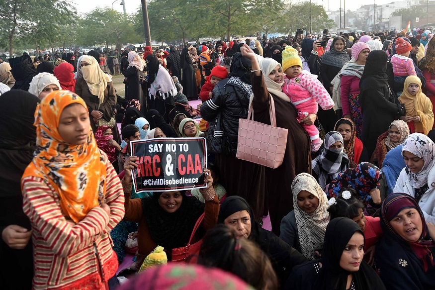 احتجاج میں شرکت کرنے والی خواتین کا عام خیال ہے کہ موجودہ حکومت مسلمانوں کو ان پڑھ مان کر ان کامذاق بنارہی ہے۔آج مخصوص لوگ ہیں جو ہم پر ہنستے ہیں اور یہ ماحول بنانے کی کوشش کی جارہی ہے کہ ہمیں سی اے اے کے بارے میں کچھ معلوم نہیں ہے۔ہمیں صرف ورغلا کر یہاں لا کر بٹھا دیا گیا ہے۔یہ کہتے ہوئے جذباتی و آبدیدہ ہونے والی کئی طالبات کہتی ہیں کہ سی اے اے کیا ہے؟این آر سی کیا ہے ؟اس پر ہم سے کون بحث کرے گا۔ہم اب مزید بیوقوف نہیں بننے والی ہیں۔ہم نے تو کتنے ہی ان پڑھ افراد کو بھی تعلیم سے مزین کیا ہے۔ہر کوئی سمجھتا ہے کہ کیا چل رہا ہے۔ احتجاج میں شرکت کرنے والی خواتین کا عام خیال ہے کہ موجودہ حکومت مسلمانوں کو ان پڑھ مان کر ان کامذاق بنارہی ہے۔آج مخصوص لوگ ہیں جو ہم پر ہنستے ہیں اور یہ ماحول بنانے کی کوشش کی جارہی ہے کہ ہمیں سی اے اے کے بارے میں کچھ معلوم نہیں ہے۔ہمیں صرف ورغلا کر یہاں لا کر بٹھا دیا گیا ہے۔یہ کہتے ہوئے جذباتی و آبدیدہ ہونے والی کئی طالبات کہتی ہیں کہ سی اے اے کیا ہے؟این آر سی کیا ہے ؟اس پر ہم سے کون بحث کرے گا۔ہم اب مزید بیوقوف نہیں بننے والی ہیں۔ہم نے تو کتنے ہی ان پڑھ افراد کو بھی تعلیم سے مزین کیا ہے۔ہر کوئی سمجھتا ہے کہ کیا چل رہا ہے۔