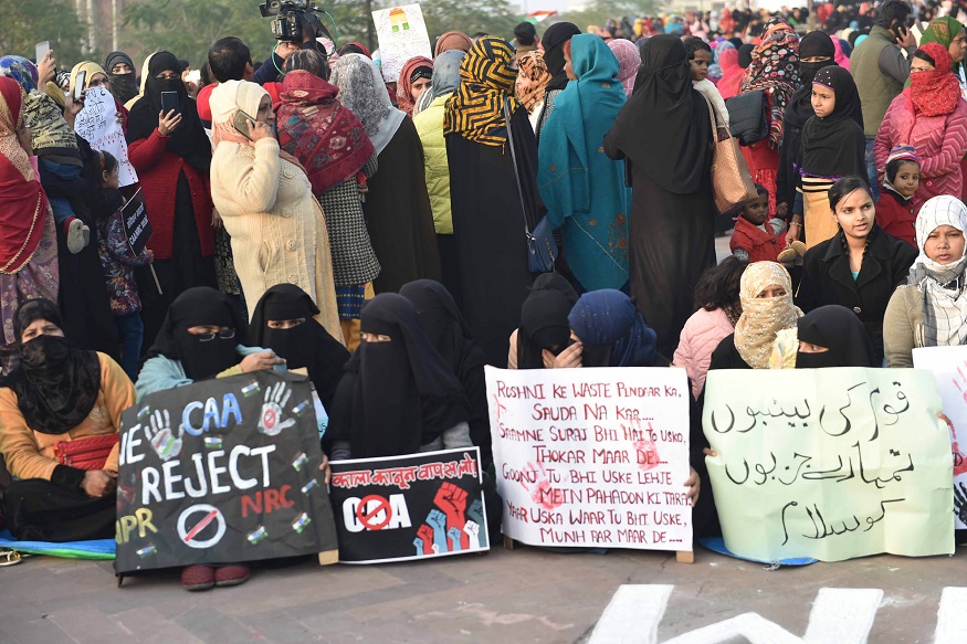 احتجاج میں شامل ہونے والے عام تحریک کار کا یہی ماننا ہے کہ سی اے اے بالواسطہ طور پر مسلمانوں کو ہدف بنانے کے لئے لایا گیا ہے اور ایسا صرف ان کی مذہب کی بنیاد پر کیا جارہا ہے۔ ان کے مطابق یہ قانون ہندوستانی گنگا جمنی تہذیب کوزک پہنچانے اور ہندو۔مسلم کے درمیان تفریق ڈال کر نفرت کی گہرئی کھائی پیدا کرنے کے لئے منظم سازش ہے۔ان کے مطابق سی اے اے کے خلاف احتجاج کو ایک خاص کمیونٹی کا احتجاج ثابت کرنے کی کوشش کی جارہی ہے لیکن ہمارے احتجاج میں ہر طبقے کے لوگ شامل ہیں۔ تمام تصویریں یو این آئی کی ہیں۔ احتجاج میں شامل ہونے والے عام تحریک کار کا یہی ماننا ہے کہ سی اے اے بالواسطہ طور پر مسلمانوں کو ہدف بنانے کے لئے لایا گیا ہے اور ایسا صرف ان کی مذہب کی بنیاد پر کیا جارہا ہے۔ ان کے مطابق یہ قانون ہندوستانی گنگا جمنی تہذیب کوزک پہنچانے اور ہندو۔مسلم کے درمیان تفریق ڈال کر نفرت کی گہرئی کھائی پیدا کرنے کے لئے منظم سازش ہے۔ان کے مطابق سی اے اے کے خلاف احتجاج کو ایک خاص کمیونٹی کا احتجاج ثابت کرنے کی کوشش کی جارہی ہے لیکن ہمارے احتجاج میں ہر طبقے کے لوگ شامل ہیں۔ تمام تصویریں یو این آئی کی ہیں۔