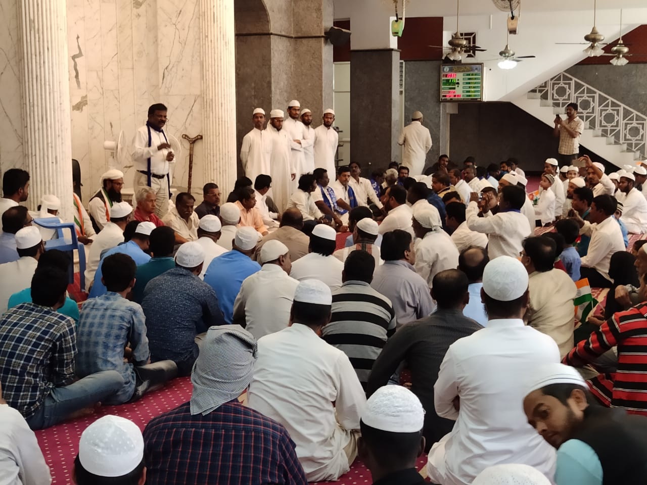 اس تقریب کے ایک منتظم اسداللہ خان نے کہا کہ حال ہی میں بی جے پی کے ایم ایل اے رینوکاچاریہ نے اشتعال انگیز بیان دیا تھا۔ جس میں انہوں نے کہاکہ تھا کہ مسلمان مسجد میں ہتھیاررکھتے ہیں،بم رکھتے ہیں۔ اس اشتعال انگیزی کا جواب دینے کیلئے بھی مسجد کے اندر ہی یہ تقریب منعقد کی گئی تھی۔ دشمنی کیلئے سوچنا ہے غلط۔، دیر تک سوچئے دوستی کیلئے۔ اس تقریب میں برادران وطن کی خواتین بھی موجود تھیں اورتمام کیلئے مقامی مسلمانوں کی جانب سے ظہرانہ کا انتظام کیاگیاتھا۔ <strong>(تمام تصاویر بنگلورو سے رؤف احمد ہلور کی ہیں)</strong><strong>۔</strong> اس تقریب کے ایک منتظم اسداللہ خان نے کہا کہ حال ہی میں بی جے پی کے ایم ایل اے رینوکاچاریہ نے اشتعال انگیز بیان دیا تھا۔ جس میں انہوں نے کہاکہ تھا کہ مسلمان مسجد میں ہتھیاررکھتے ہیں،بم رکھتے ہیں۔ اس اشتعال انگیزی کا جواب دینے کیلئے بھی مسجد کے اندر ہی یہ تقریب منعقد کی گئی تھی۔ دشمنی کیلئے سوچنا ہے غلط۔، دیر تک سوچئے دوستی کیلئے۔ اس تقریب میں برادران وطن کی خواتین بھی موجود تھیں اورتمام کیلئے مقامی مسلمانوں کی جانب سے ظہرانہ کا انتظام کیاگیاتھا۔ <strong>(تمام تصاویر بنگلورو سے رؤف احمد ہلور کی ہیں)</strong><strong>۔</strong>