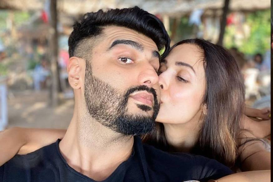 <br />ارجن کپوراور ملائکہ اروڑہ ایک لمبے وقت تک اپنے رشتے کو دنیا سے چھپاتے رہے لیکن گزشتہ سال ایک۔دوسرے کے یوم پیدائش پر اس جوڑی نے سوشل میڈیا پر اپنی نزدیکیوں کا اظہار کرنا شروع کردیا۔ <br />ارجن کپوراور ملائکہ اروڑہ ایک لمبے وقت تک اپنے رشتے کو دنیا سے چھپاتے رہے لیکن گزشتہ سال ایک۔دوسرے کے یوم پیدائش پر اس جوڑی نے سوشل میڈیا پر اپنی نزدیکیوں کا اظہار کرنا شروع کردیا۔