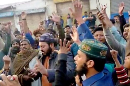 پاکستان میں بھیڑ نے ننکانہ صاحب گرودوارہ پر کیا پتھراو ۔ تصویر : ویڈیو فوٹیج ۔