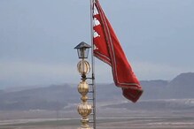 ایران نے امریکہ کے خلاف کیا جنگ کا اعلان، مسجد پرلہرایا سرخ پرچم