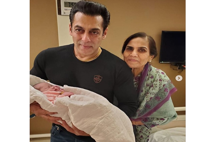 بالی ووڈ اداکار سلمان خان کی بہن ارپتا خان نے 27 دسمبر کو ان کے یوم پیدائش پر بیٹی کو جنم دیا تھا۔ گھر والوں نے اس کا نام آیت رکھا ہے۔ بالی ووڈ اداکار سلمان خان کی بہن ارپتا خان نے 27 دسمبر کو ان کے یوم پیدائش پر بیٹی کو جنم دیا تھا۔ گھر والوں نے اس کا نام آیت رکھا ہے۔